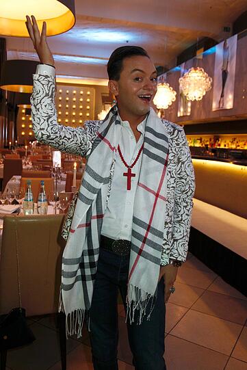 Aus dem Dschungel in den Glamour: Julian F. M. Stoeckel posiert beim "Ernsting's Family Fashion Dinner" im Rilano No.6 am Donnerstag für die Fotografen.
