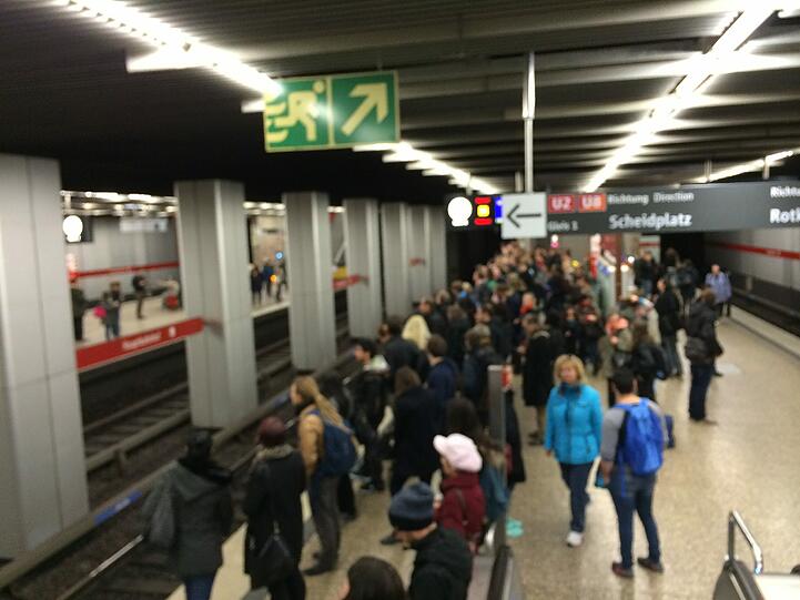 Am Donnerstagmorgen mussten die Münchner auf die U-Bahn der Linien U2, U1 und U7 ein wenig länger warten - so wie zum Beispiel hier am Hauptbahnhof.