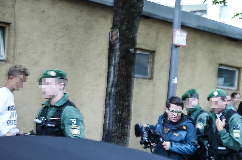 Szene vom vergangenen Donnerstag: Fotograf Felix Benneckenstein wird von der Polizei abgeführt.