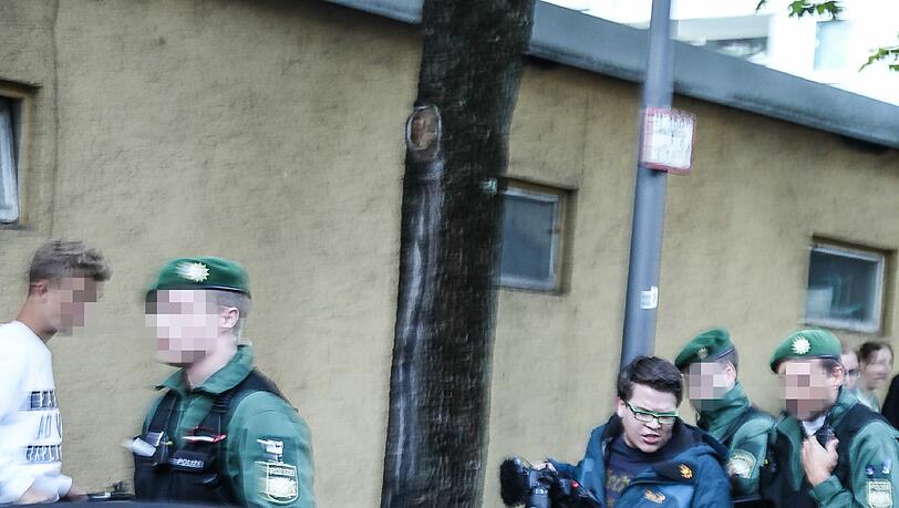 Szene vom vergangenen Donnerstag: Fotograf Felix Benneckenstein wird von der Polizei abgeführt.