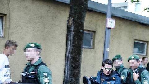 Szene vom vergangenen Donnerstag: Fotograf Felix Benneckenstein wird von der Polizei abgeführt.