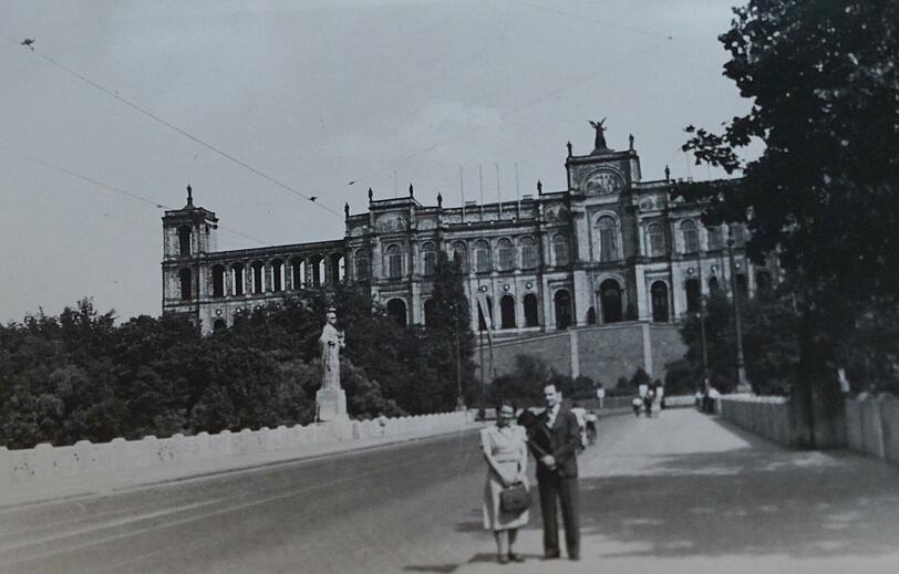 Tante und Onkel vor dem Maximilianeum 1938: Die Aufnahmen aus dem Urlaub machte Josef Löschs Onkel Peter mit seinem Holzstativ.