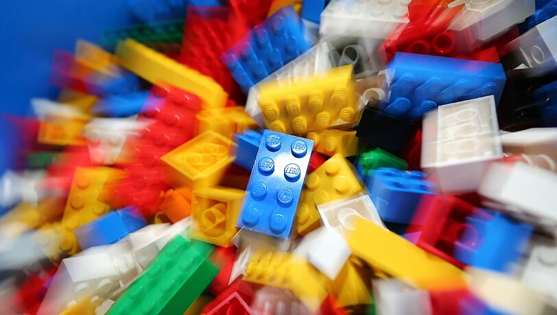 Nach dem Rekordergebnis 2015 hat Lego zuletzt etwas weniger verdient: Unter dem Strich standen für das dänische Unternehmen im ersten Halbjahr 2016 rund 3,49 Milliarden dänische Kronen (knapp 469 Mio Euro). Foto: Karl-Josef Hildenbrand/Illustration Nach dem Rekordergebnis 2015 hat Lego zuletzt etwas weniger verdient: Unter dem Strich standen für das dänische Unternehmen im ersten Halbjahr 2016 rund 3,49 Milliarden dänische Kronen (knapp 469 Mio Euro). Foto: Karl-Josef Hildenbrand/Illustration