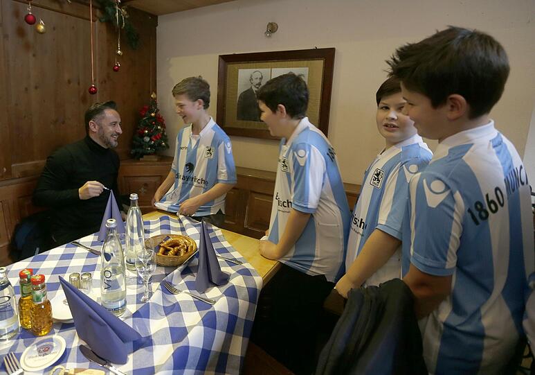 Nach der Pressekonferenz gab es ein gemeinsames Mittagessen mit den Löwen-Fans im Pschorr-Bräuhaus. Auch Investor Hasan Ismaik und Präsident Peter Casalette waren vor Ort.