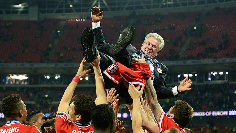 Die Spieler des FC Bayern lassen ihren Trainer nach dem Gewinn der Champions League hochleben. Die Spieler des FC Bayern lassen ihren Trainer nach dem Gewinn der Champions League hochleben.