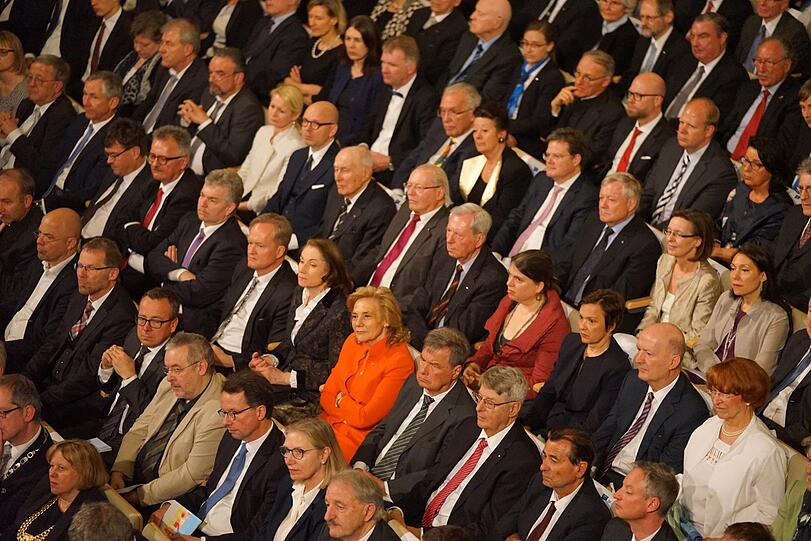 Susanne Porsche trägt Farbe inmitten geladener Gäste bei Festakt der Technischen Universität im Herkulessaal.