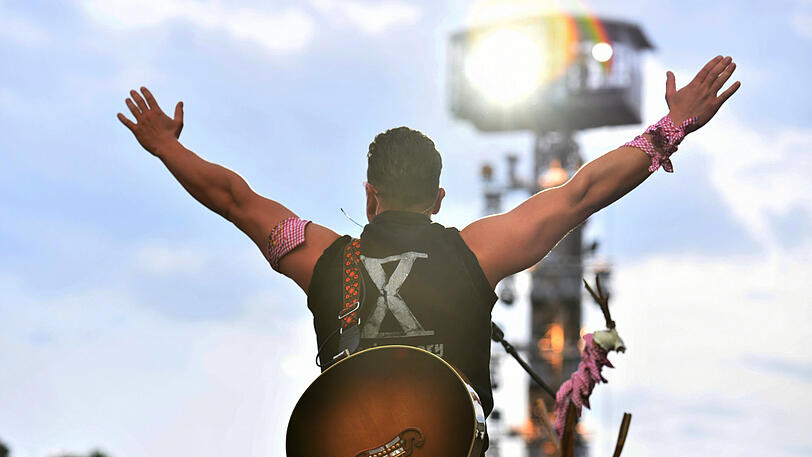 Volle Hütte im Olympiastadion: Andreas Gabalier rockte am Samstagabend in München vor 72.000 Zuschauern. Klicken Sie sich durch die Konzert-Bilder.