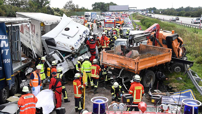 Spezialkräfte im Einsatz: Einer der Lastwagen hatte Klebstoffe geladen und war als Gefahrguttransporter gekennzeichnet.