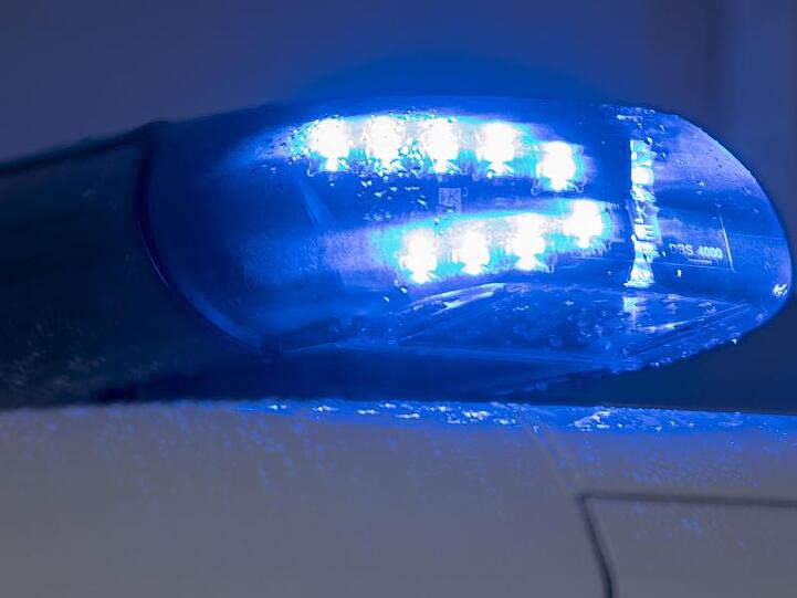 Blaulichter leuchten auf einem Streifenwagen der Polizei. (Symbolbild)