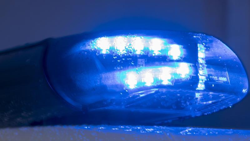 Blaulichter leuchten auf einem Streifenwagen der Polizei. (Symbolbild) Blaulichter leuchten auf einem Streifenwagen der Polizei. (Symbolbild)