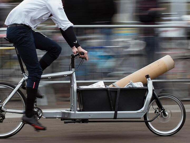 Ein Mann fährt sein Lastenfahrrad. Foto: Gregor Fischer/dpa/Archivbild