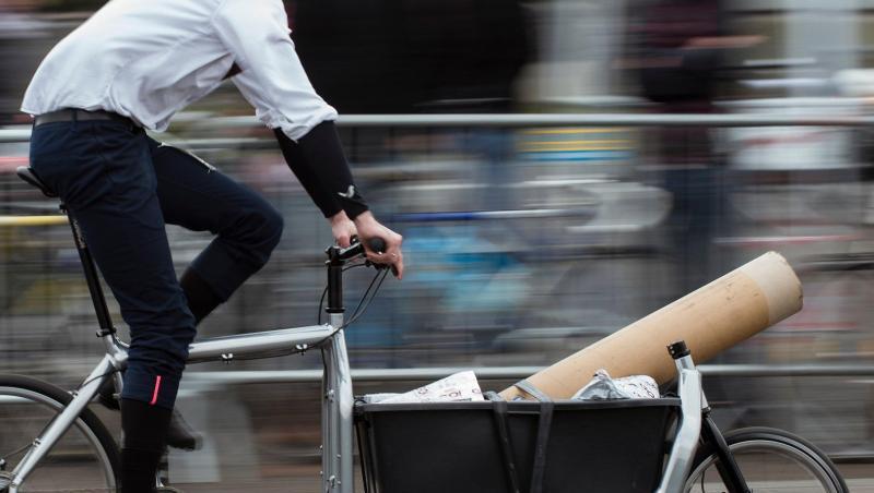 Ein Mann fährt sein Lastenfahrrad. Foto: Gregor Fischer/dpa/Archivbild Ein Mann fährt sein Lastenfahrrad. Foto: Gregor Fischer/dpa/Archivbild