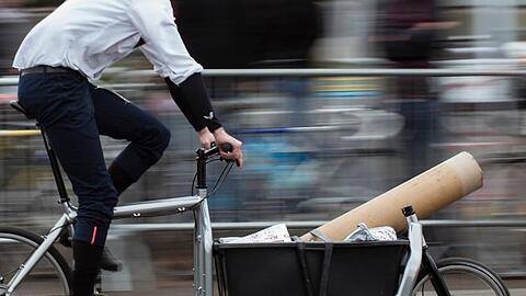 Ein Mann fährt sein Lastenfahrrad. Foto: Gregor Fischer/dpa/Archivbild