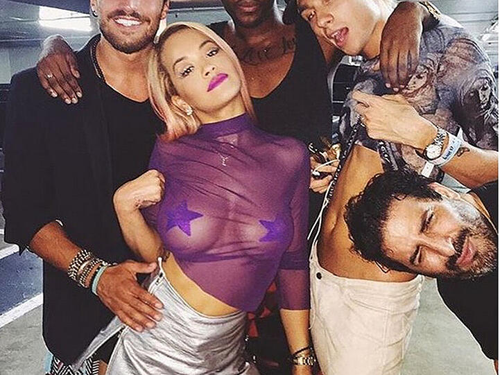 Unter diesem Rock trug Rita Ora nur einen Lederslip mit goldenem Reißverschluss