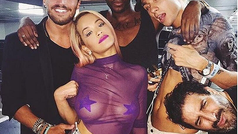 Unter diesem Rock trug Rita Ora nur einen Lederslip mit goldenem Reißverschluss Unter diesem Rock trug Rita Ora nur einen Lederslip mit goldenem Reißverschluss