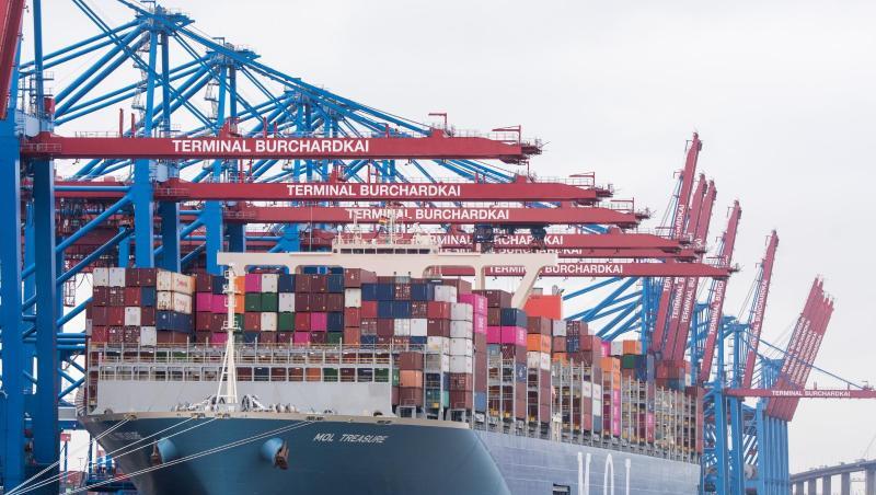 Das Containerschiff "Mol Treasure" liegt am Terminal am Burchardkai. Das Containerschiff "Mol Treasure" liegt am Terminal am Burchardkai.