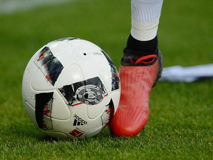 Ein Fußball-Spiel. Foto: Patrick Seeger/dpa/Symbolbild