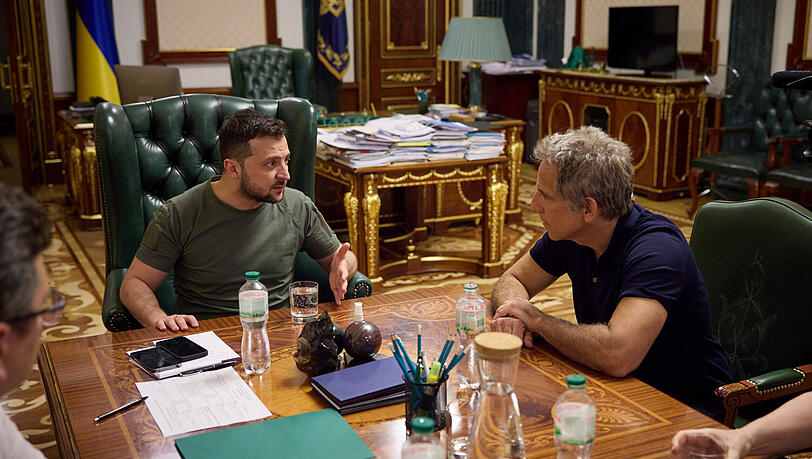 Wolodymyr Selenskyj spricht in Kiew mit US-Schauspieler und UNHCR-Botschafter Ben Stiller. Wolodymyr Selenskyj spricht in Kiew mit US-Schauspieler und UNHCR-Botschafter Ben Stiller.