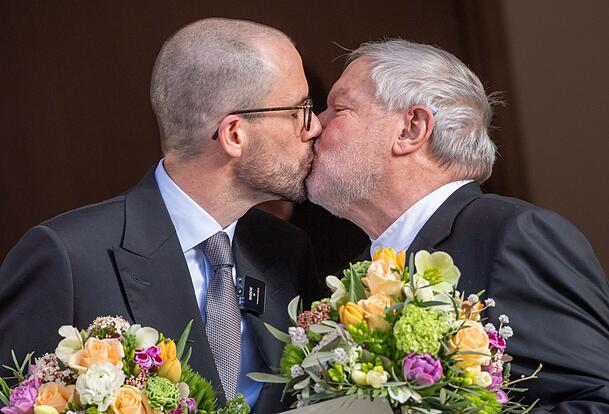 Der ehemalige Benediktiner-Mönch Anselm Bilgri (r) und sein Mann Markus küssen sich 2021 nach ihrer standesamtlichen Trauung.
