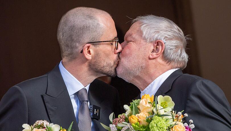 Der ehemalige Benediktiner-Mönch Anselm Bilgri (r) und sein Mann Markus küssen sich 2021 nach ihrer standesamtlichen Trauung. Der ehemalige Benediktiner-Mönch Anselm Bilgri (r) und sein Mann Markus küssen sich 2021 nach ihrer standesamtlichen Trauung.