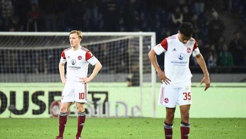 Nünbergs Mats Möller Daehli (l) und Nathaniel Brown stehen nach der 3:0-Niederlage auf dem Spielfeld.