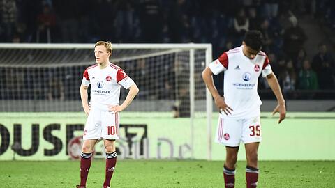 Nünbergs Mats Möller Daehli (l) und Nathaniel Brown stehen nach der 3:0-Niederlage auf dem Spielfeld.