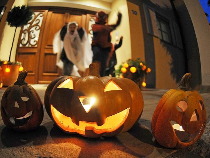 Die Halloween-Nacht hat zahlreiche Feiernde zu derben Scherzen und Vandalismus verleitet.
