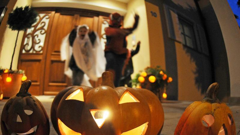 Die Halloween-Nacht hat zahlreiche Feiernde zu derben Scherzen und Vandalismus verleitet. Die Halloween-Nacht hat zahlreiche Feiernde zu derben Scherzen und Vandalismus verleitet.