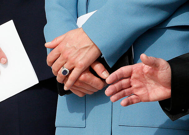Prinzessin Kate bekam von William zur Verlobung diesen Saphir-Ring geschenkt. Prinzessin Kate bekam von William zur Verlobung diesen Saphir-Ring geschenkt.