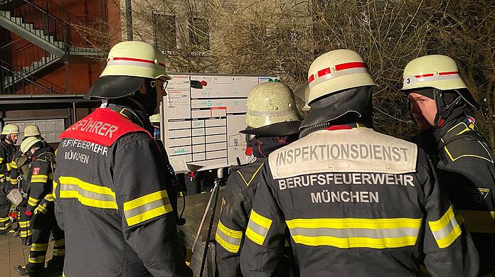 Einen Sachschaden konnte die Feuerwehr nicht beziffern, die Polizei ermittelt zur Brandursache.  