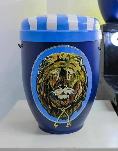 Eine von Chris Bleichers Urnen, gewidmet dem TSV 1860 M&uuml;nchen.