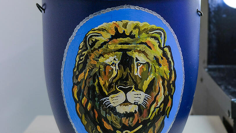 Eine von Chris Bleichers Urnen, gewidmet dem TSV 1860 M&uuml;nchen.