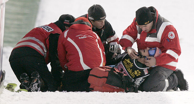 30.12.2007: Das Auftaktspringen zur Vierschanzentournee wird vom schweren Sturz von Andreas Kofler überschattet. Bei der Landung verdreht es ihm das Bein, Kofler kracht in die Bande. Er muss mit einem Rettungsschlitten abtransportiert werden. Die Verletzungen sind zum Glück nicht so schwer. Er kann später wieder im Weltcup mitmischen.