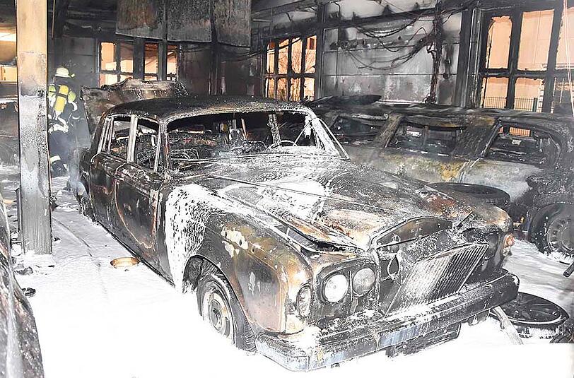 Die Bilder vom Feuerwehreinsatz in Krailling: Das Feuer ist in einer Autowerkstatt ausgebrochen, etliche Luxus-Fahrzeuge wurden beschädigt, der Schaden beläuft sich auf rund zweieinhalb Millionen Euro.