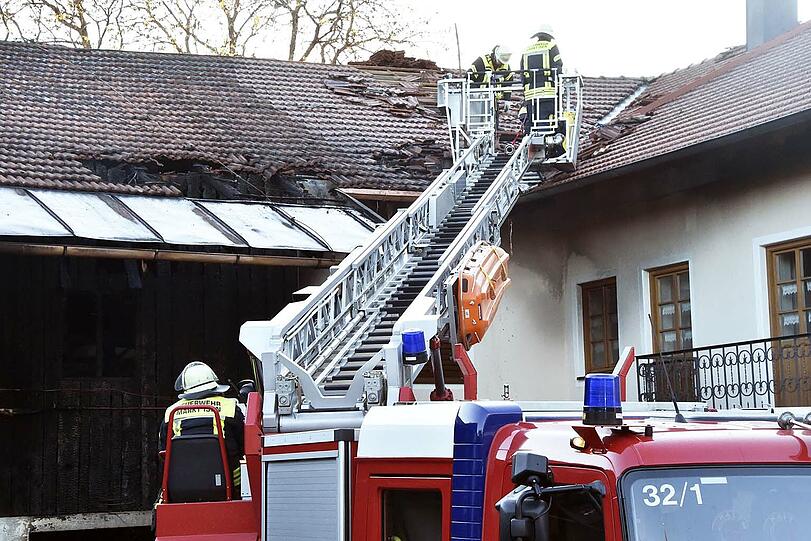 Bei dem Brand auf einem Bauernhof entstand ein erheblicher Sachschaden. Zwei Bewohner wurden verletzt.