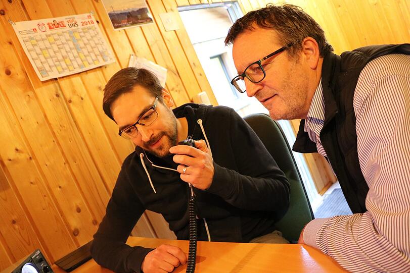 Martin Hautsch (links) und Achim Müller am Funkgerät. Sie haben Kontakt nach Brügge aufgenommen.