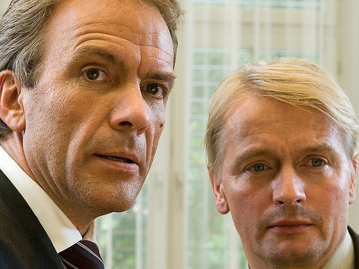 Rechtsanwalt Dr. Lessing (Paul Frielinghaus, l.) hat mit der Verteidigung von Ingmar Schulz (Horst Kotterba, r.) einen komplizierten Fall übernommen. Dieser wird nicht allein des Mordes an seinem Chef beschuldigt, sondern auch eine junge Frau mit seinem L
