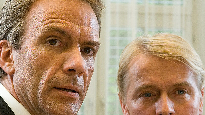 Rechtsanwalt Dr. Lessing (Paul Frielinghaus, l.) hat mit der Verteidigung von Ingmar Schulz (Horst Kotterba, r.) einen komplizierten Fall übernommen. Dieser wird nicht allein des Mordes an seinem Chef beschuldigt, sondern auch eine junge Frau mit seinem L Rechtsanwalt Dr. Lessing (Paul Frielinghaus, l.) hat mit der Verteidigung von Ingmar Schulz (Horst Kotterba, r.) einen komplizierten Fall übernommen. Dieser wird nicht allein des Mordes an seinem Chef beschuldigt, sondern auch eine junge Frau mit seinem L