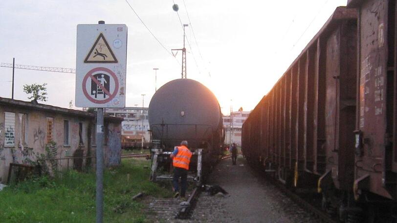 Trotz Warnschildern stieg die junge Frau auf diesen Kesselwaggon am Südbahnhof.