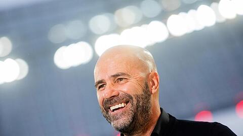 Hat seinen Vertrag bei Bayer vorzeitig verlängert: Trainer Peter Bosz.