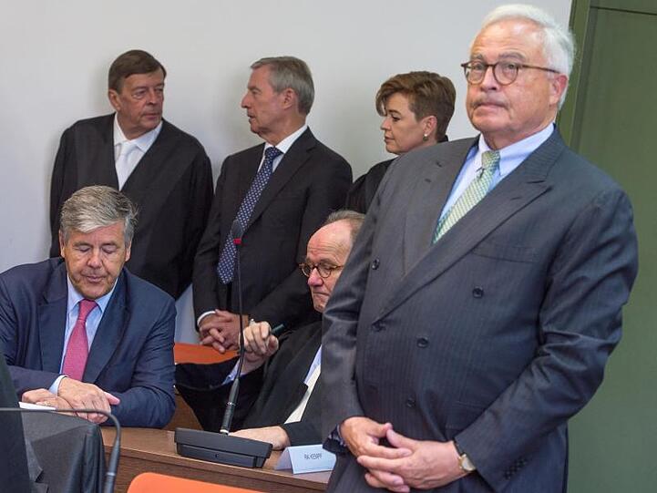 Die ehemaligen Vorstandsvorsitzenden der Deutschen Bank bei einem Gerichtstermin im September 2015: Josef Ackermann (l, sitzend), Jürgen Fitschen (hinten, M) und Rolf Breuer (r).