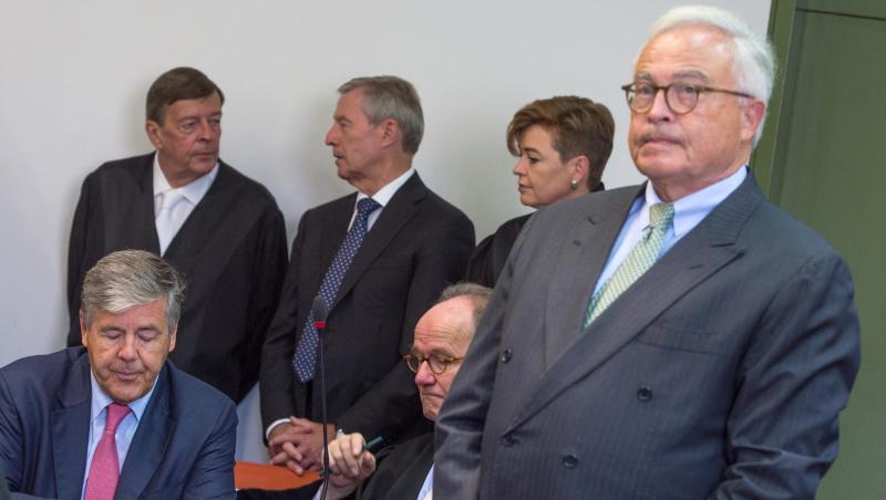 Die ehemaligen Vorstandsvorsitzenden der Deutschen Bank bei einem Gerichtstermin im September 2015: Josef Ackermann (l, sitzend), Jürgen Fitschen (hinten, M) und Rolf Breuer (r). Die ehemaligen Vorstandsvorsitzenden der Deutschen Bank bei einem Gerichtstermin im September 2015: Josef Ackermann (l, sitzend), Jürgen Fitschen (hinten, M) und Rolf Breuer (r).