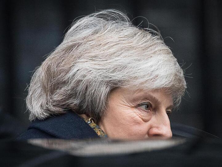 Theresa May steigt vor 10 Downing Street in einen Wagen. Die Premierministerin steht innnenpolitisch schwer unter Druck.