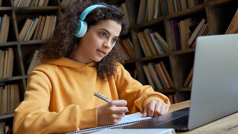 Viele Schülerinnen und Schüler bekommen heutzutage Online-Nachhilfe.