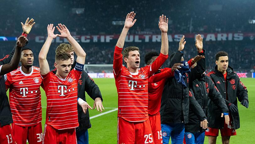 Die Spieler von München mit Thomas Müller (M) jubeln nach dem Spiel mit den Fans.