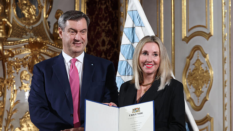 Anna Stolz mit Ministerpräsident Markus Söder bei der Ernennung zur Ministerin.