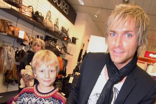 Matthias (10) freut sich über das Autogramm von Sven Hannawald.
