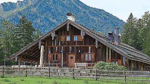 Seit Jahren gibt es Streitigkeiten um die Saurüsselalm. Nun gab es einen Beschluss im Bad Wiesseer Gemeinderat.