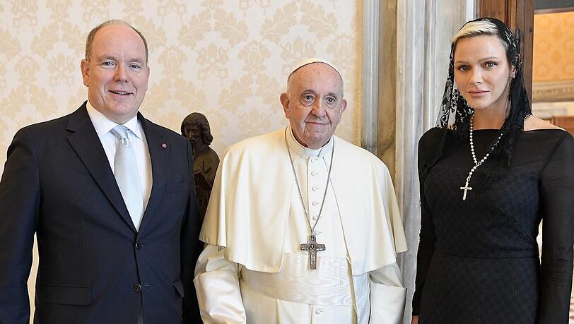 Fürst Albert II. und Fürstin Charlène mit Papst Franziskus im Juli 2022.