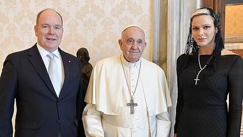 Fürst Albert II. und Fürstin Charlène mit Papst Franziskus im Juli 2022.